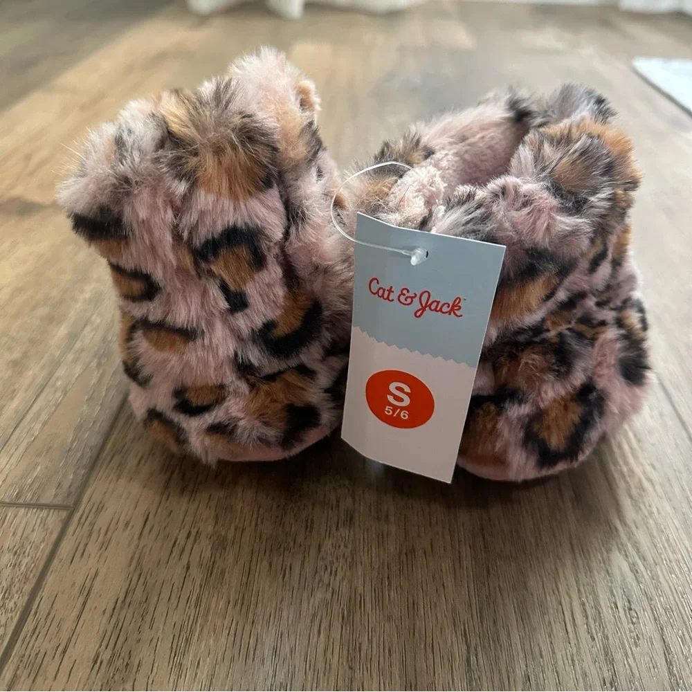 NWT!! Cat & Jack Leopard Print Kids Slippers, Pink Dallas Style, Non-Slip, S 5/6
